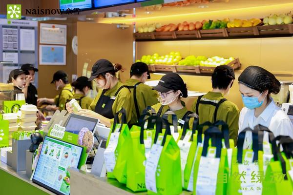 奈雪2025中报亮眼:健康战略驱动大幅减亏,核心数据向好彰显增长韧性