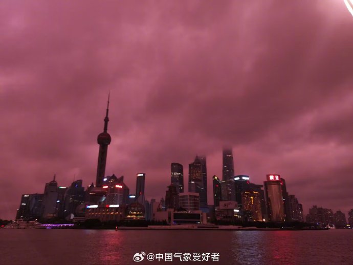 现场|台风“贝碧嘉”到来前的紫色天空,你看到了吗?