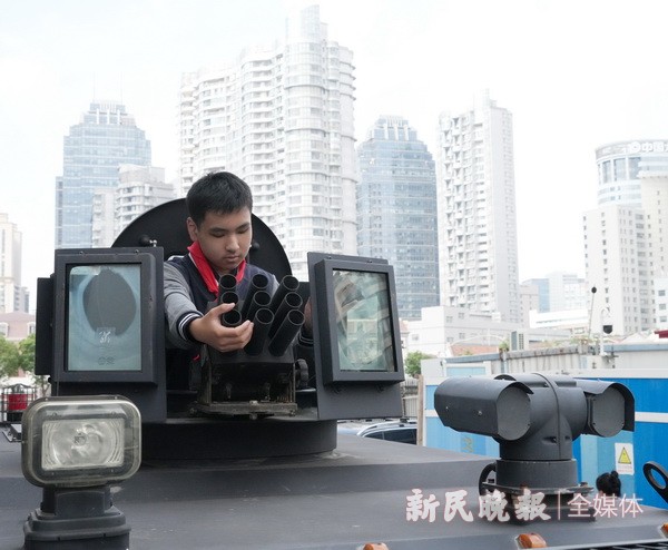 盲童学生走进特警支队亲手触摸别样“警”彩