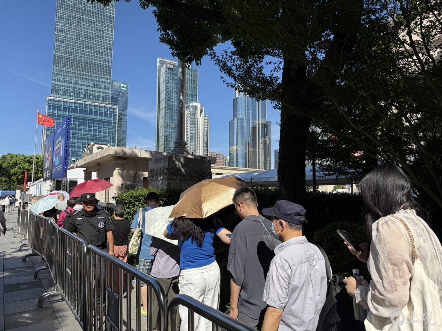 上海书展开幕首日,鼎沸人气背后的感动与信心