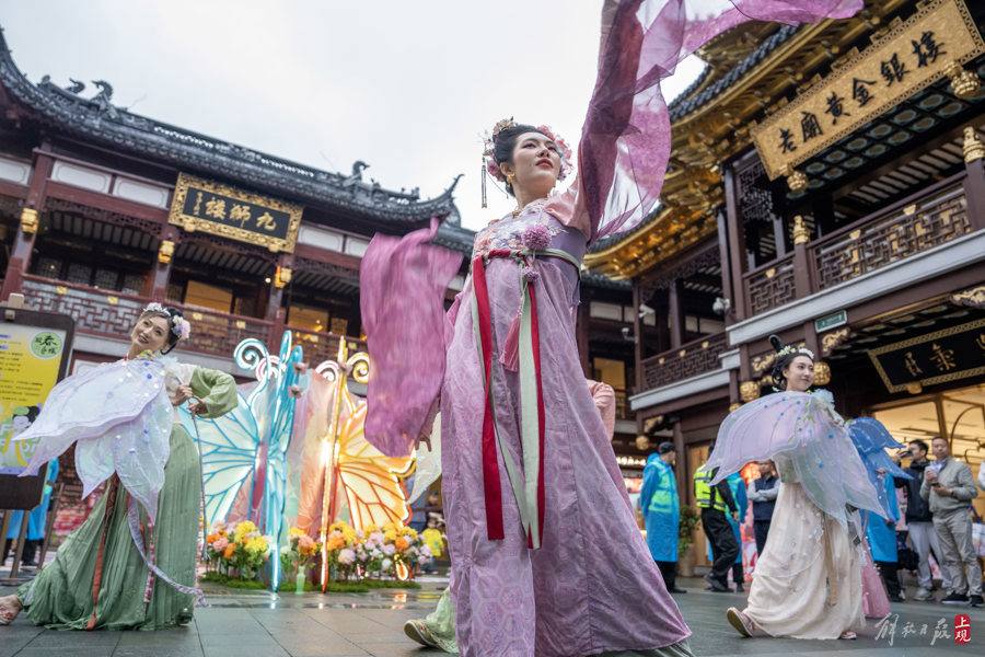 豫园花灯再上新百年九曲桥开出朵朵“春花”