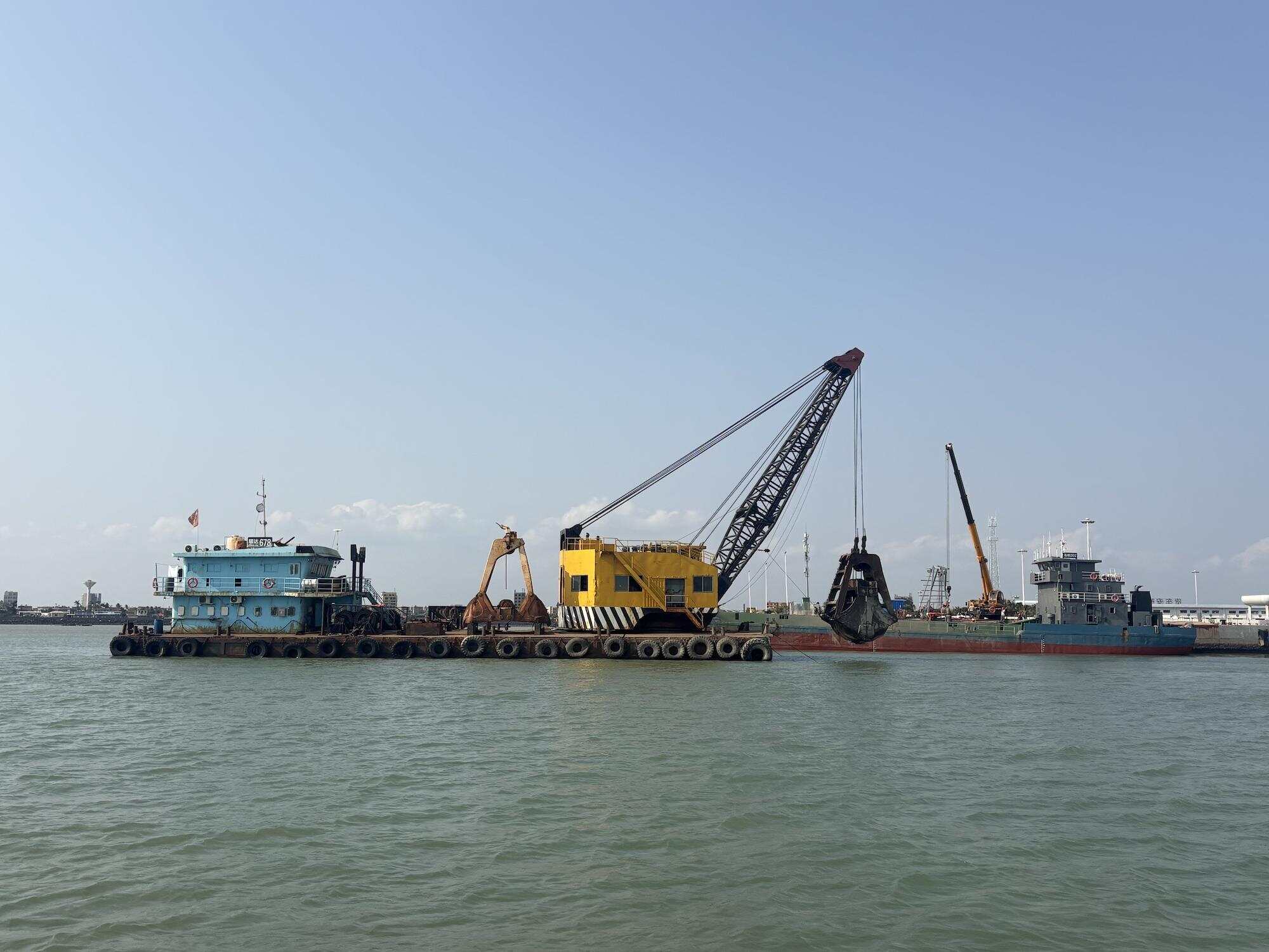 琼州海峡徐闻港航道开启“清淤手术”